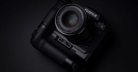 Korpus Fujifilm X-H2S z nowym procesorem wylądował. Towarzyszyły mu 2 obiektywy