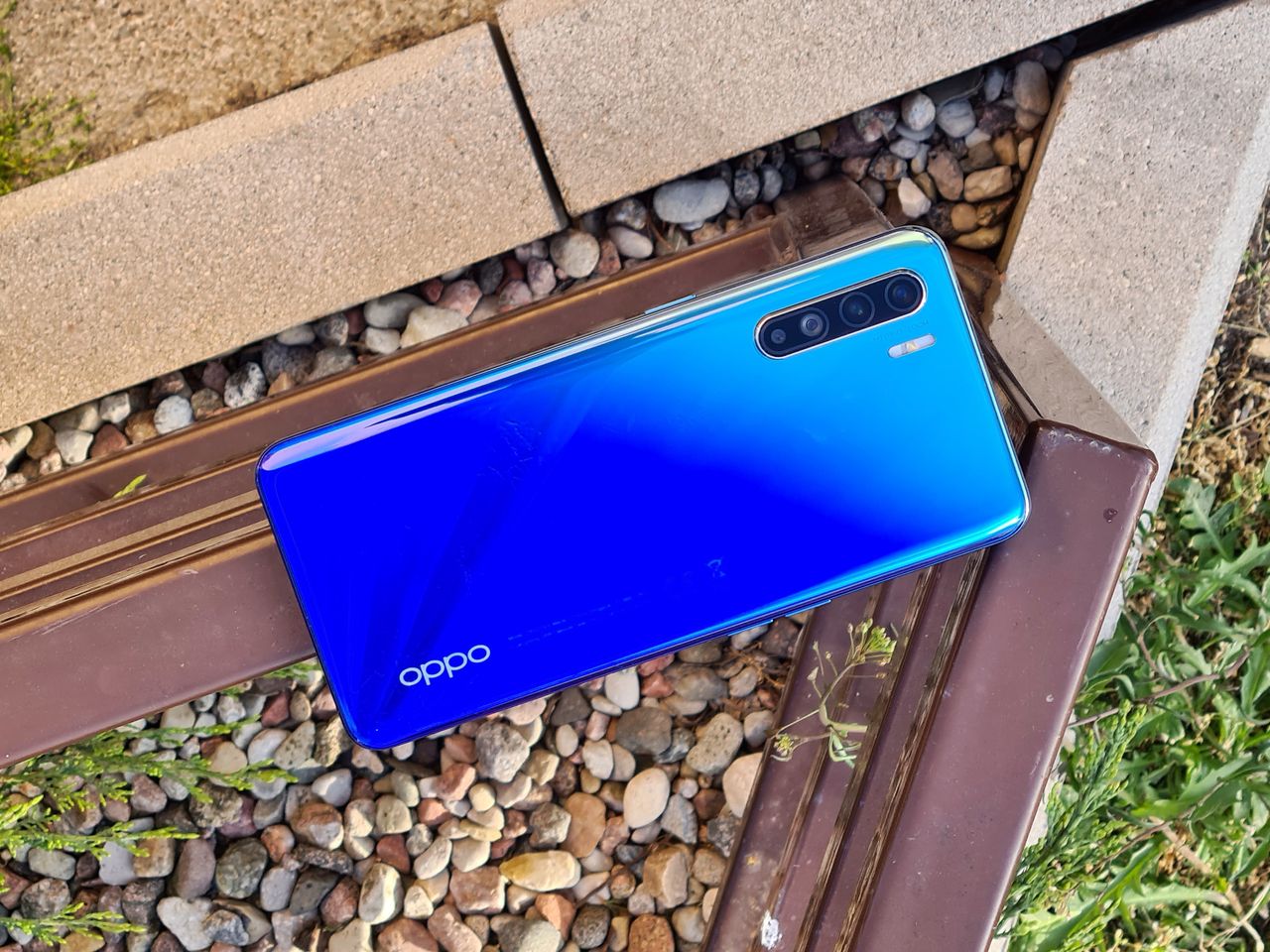 Taniej, ale i bardziej nijako. Test OPPO Reno 3