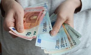 Niebywałe sceny na włoskim wybrzeżu. 600 tys. euro trafiło do wody