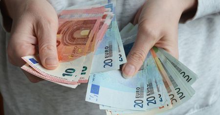 Niebywałe sceny na włoskim wybrzeżu. 600 tys. euro trafiło do wody