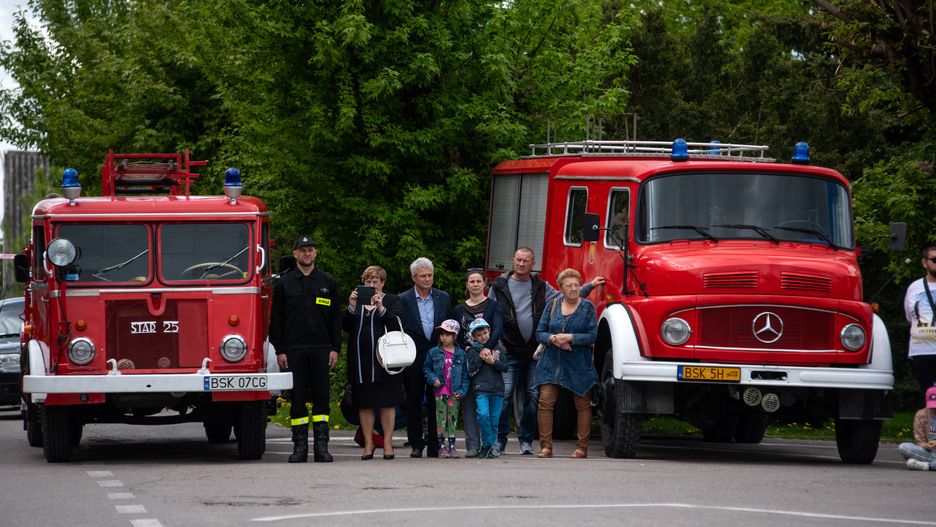 Sokolka, woj. podlaskie, 15.05.2022. Powiatowe obchody Dnia Strazaka na placu miejskim. Podczas uroczystosci wreczono strazakom awanse i odznaczenia. N/z prezentacja dawnych samochodow strazackich, z lewej STAR 25 z 1963 roku