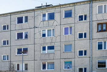 Problem w starych mieszkaniach. Jest rakotwórczy, usuwanie jest drogie