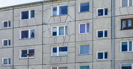 Problem starych mieszkań. Masz to pod podłogą? Sporo zapłacisz