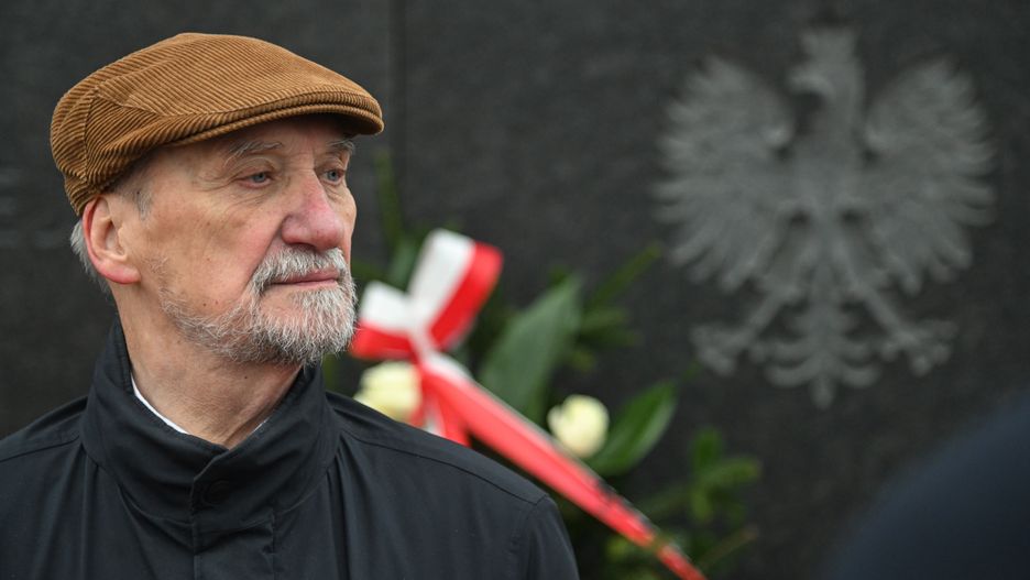 Warszawa, 10.12.2024. Poseł PiS Antoni Macierewicz na pl. Piłsudskiego w Warszawie, 10 bm. Trwają obchody miesięcznicy katastrofy smoleńskiej. (aldg) PAP/Radek Pietruszka