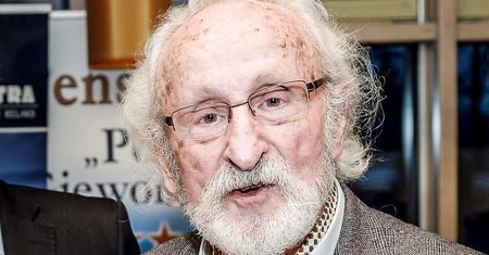 Franciszek Pieczka chce się zaszczepić. Rodzina pomaga mu się zapisać
