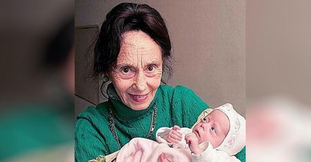 Urodziła dziecko w wieku 66 lat. Jak teraz wyglądają matka i córka?