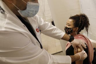 Koronawirus. Amerykańska agencja pozwala ściągnąć maski osobom w pełni zaszczepionym