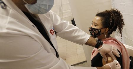 Koronawirus. Amerykańska agencja pozwala ściągnąć maski osobom w pełni zaszczepionym