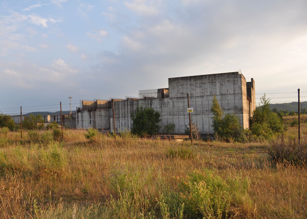 Niszczejące resztki zabudowań Elektrowni Jądrowej Żarnowiec