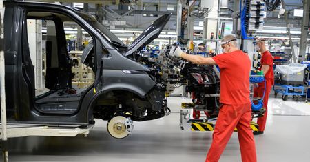 Mniej zamówień i etatów. Motoryzacja wraca do pracy, ale na wolniejszych obrotach