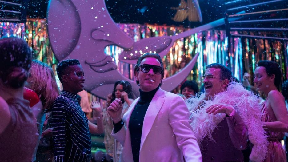 Ewan McGregor jako Roy Halston w serialu Netflixa