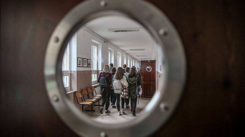 Końcówka roku szkolnego nie musi być czasem pustych ławek i przeczekania – są szkoły, które pokazują, że można ten czas dobrze wykorzystać, ale są i takie, gdzie nikt nie próbuje go twórczo zagospodarować.

