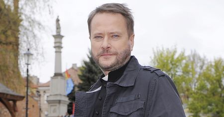 "Ojciec Mateusz". Tyle zarabia Artur Żmijewski. Zawrotna kwota!