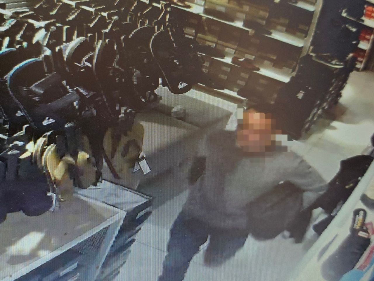 Wyszedł ze sklepu z butami pod kurtką, ale zostawił na półce telefon. Pracownicy przekazali go policji