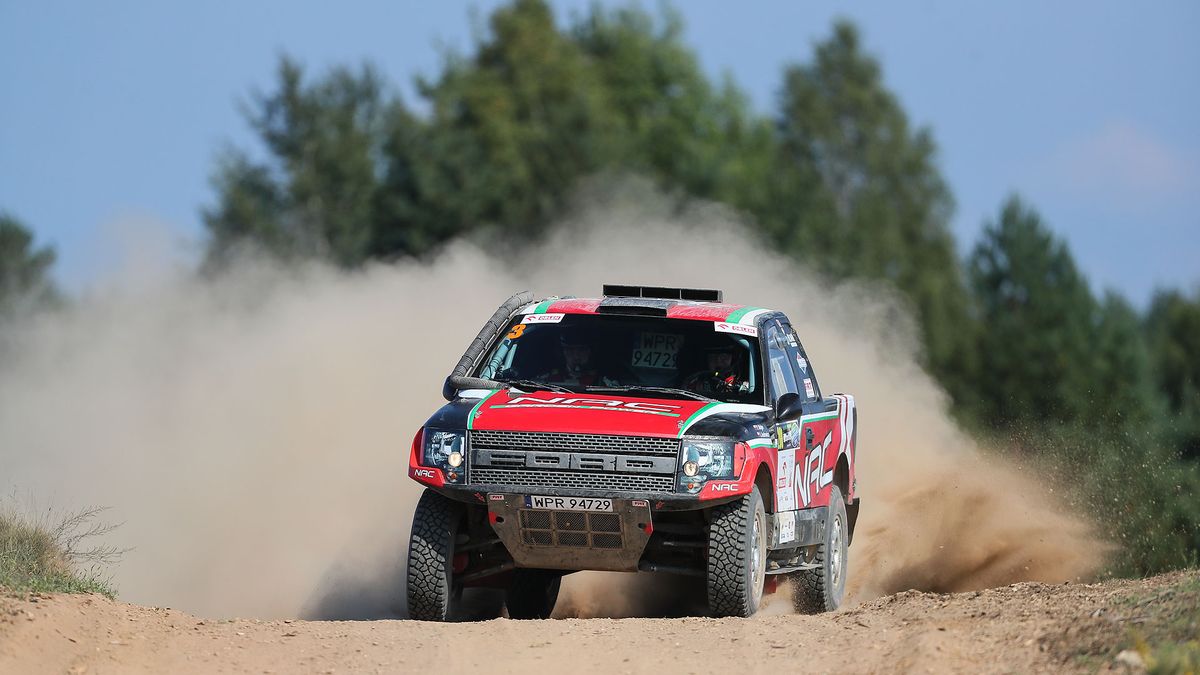 Przejazd takiego auta po szutrze z prędkością ok. 180 km/h robi niesamowite wrażenie, a skok jeszcze większe.