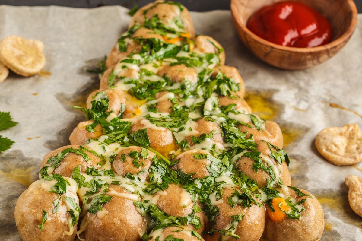Pull-apart bread in the shape of a Christmas tree