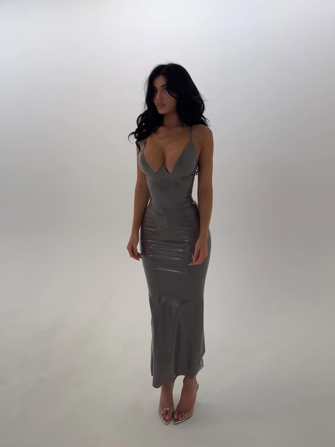 Kylie Jenner pozuje w srebrnym lateksie