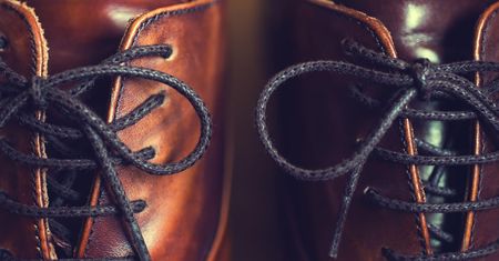 Będą wyglądać jak nowe. Domowe sposoby na skórzane buty