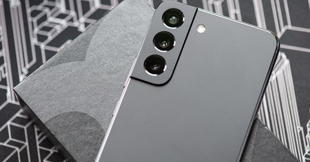 Wolisz mniejsze telefony? Zobacz co potrafi Samsung Galaxy S22. Recenzja