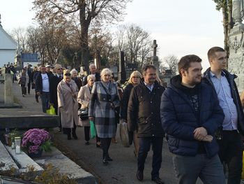 Będzin: Na Cmentarzu Parafii pw. Trójcy Świętej pojawiły się tłumy