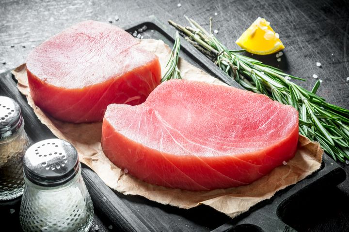 Stek z tuńczyka to propozycja na szybki obiad.