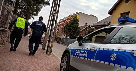 Zamknęła dziecko w aucie i poszła na zakupy. To mogło się skończyć tragedią