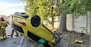 Poważne zderzenie dwóch aut pod Wołominem. Audi dachowało, w Toyocie znajdował się zakleszczony kierowca