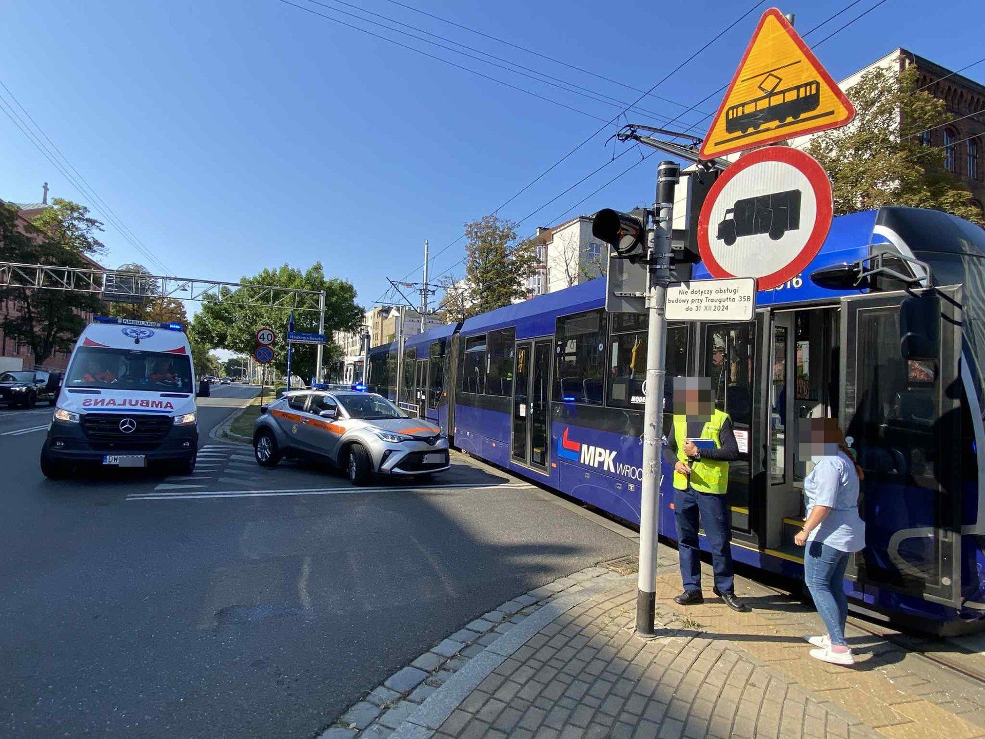 Wypadek samochodu z tramwajem.