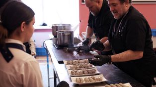 Która biała kiełbasa jest najlepsza? Jedna ma unijny certyfikat. Tylko sól, pieprz, czosnek, majeranek