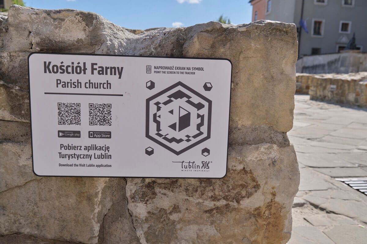 Tablica informacyjna na fundamentach kościoła Farnego