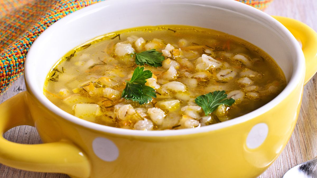 Rosół z kaszą jęczmienną zaskakuje smakiem