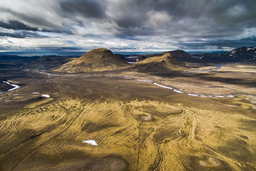 Połomski zdradził nam, jak radził sobie z tymi trudnościami w trakcie fotografowania na Islandii: „Zanim uruchomię drona, staram się wyobrazić widok z góry, wybrać interesujące mnie obiekty i mniej więcej zaplanować każdy lot. Pilotowanie drona wymaga maksymalnej koncentracji. Oprócz standardowych czynności fotograficznych, czyli komponowania kadru i dostosowywania parametrów ekspozycji, cały czas trzeba kontrolować bezpieczeństwo lotu - wysokość, odległość, zużycie baterii, a także unikać ewentualnych przeszkód".
