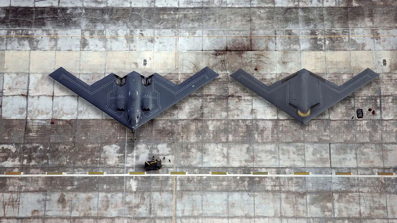 Visualisation - on the left B-2, on the right B-21.