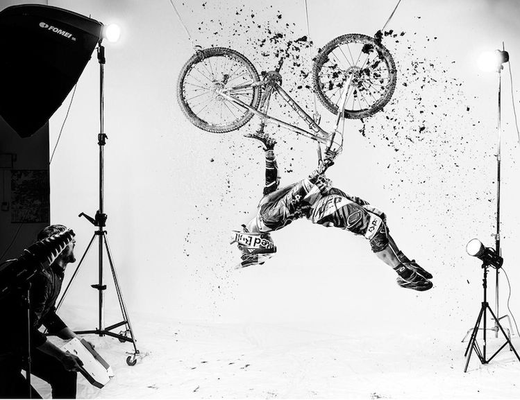 8 Daniel Vojtech - zwycięzca w kategorii New Creativity. Przepis na zdjęcie: trzy sznury, siedem lamp, motocykl, motocyklista, pudełko po pizzy i trochę błota. © Daniel Vojtech / Red Bull Illume