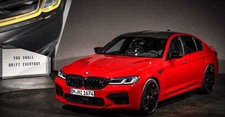 BMW M5 CS w oficjalnej zapowiedzi. Żołte reflektory to dopiero początek