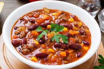 Ekspresowa zupa na andrzejki. Rozgrzeje lepiej niż ciepły kaloryfer