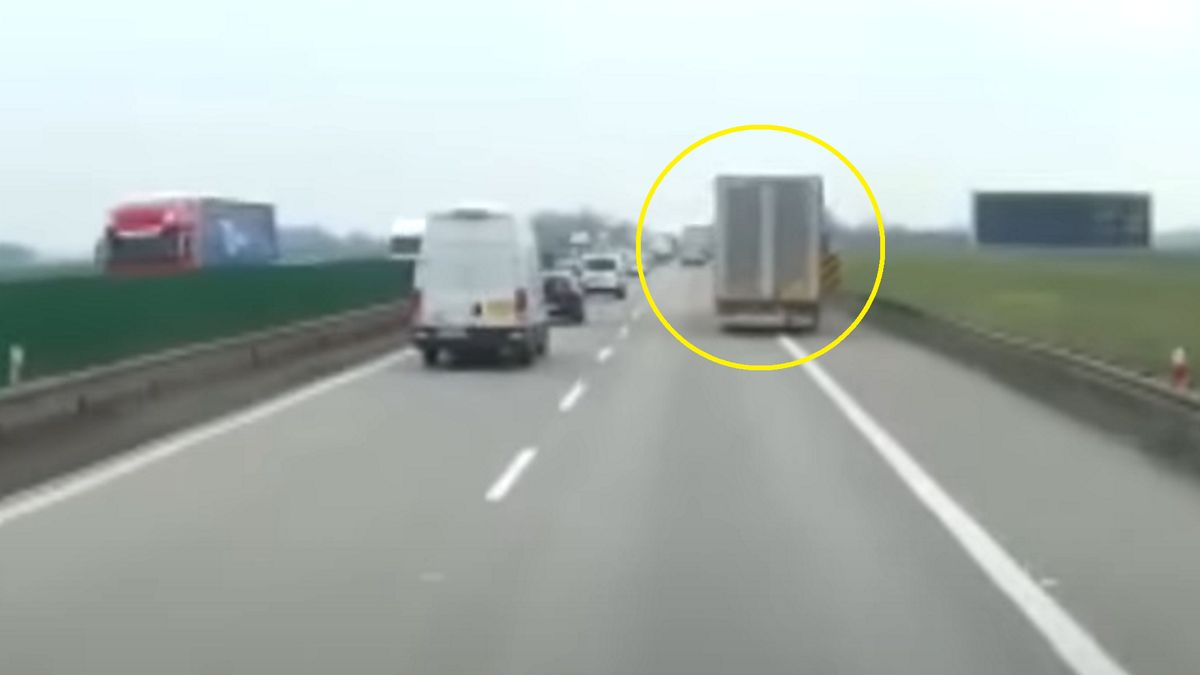 Ciężarówka wypadła z drogi