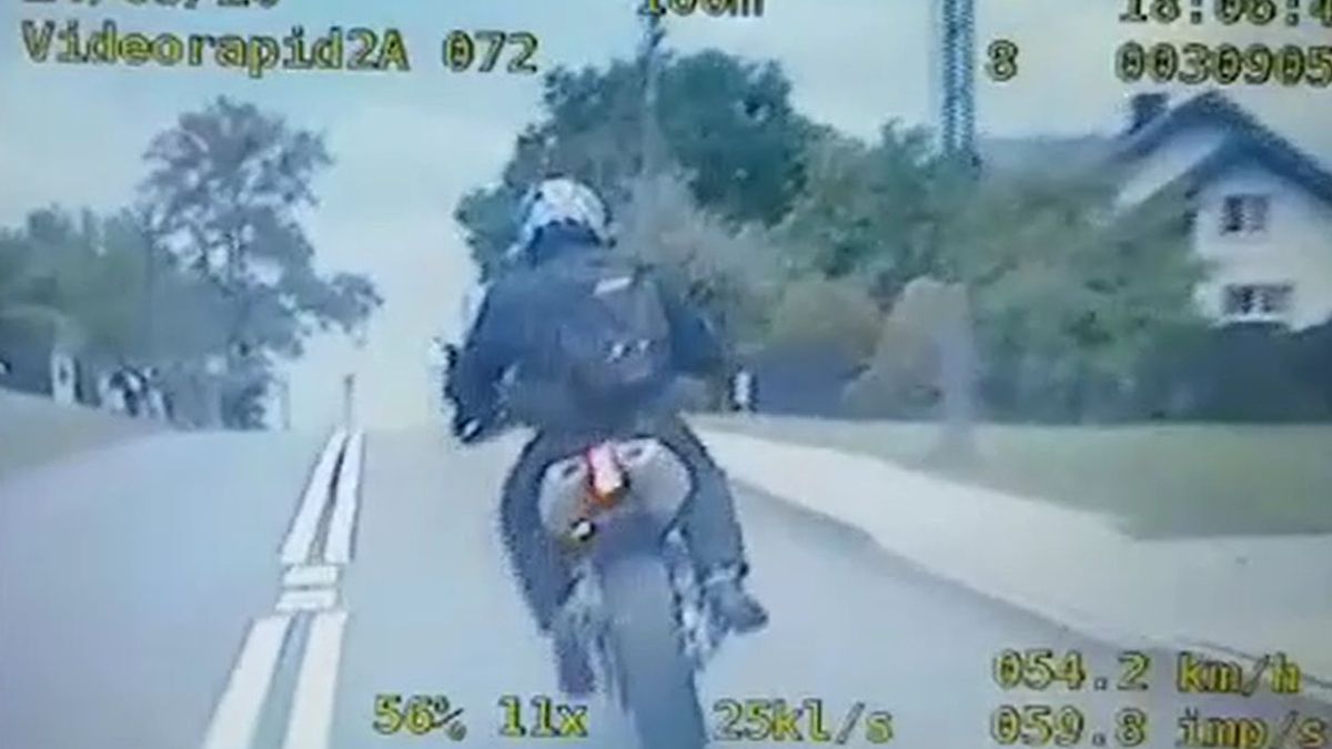 Policja ścigała motocyklistę, który miał w plecaku broń maszynową
