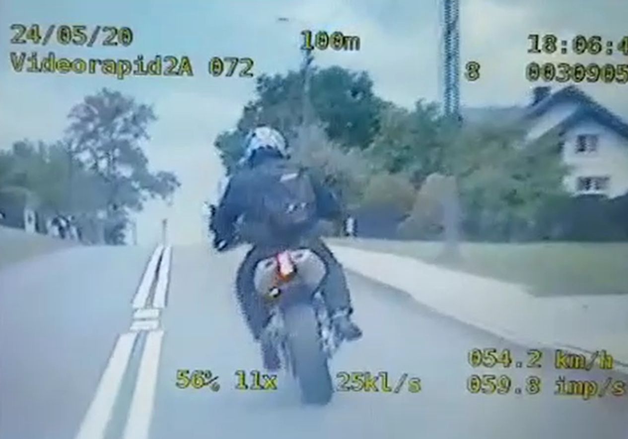 Policja ścigała motocyklistę, który miał w plecaku broń maszynową