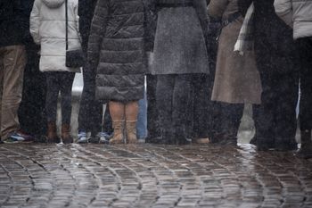 Stali w długiej kolejce. Odbili się od drzwi mimo biletów na koncert