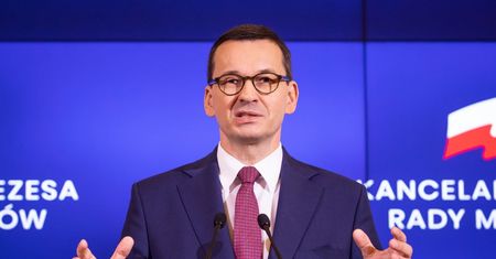 Koronawirus. Premier ogłosił nowe obostrzenia. Nauka zdalna w szkołach