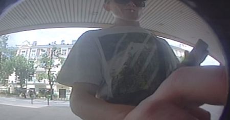 Wypłacił pieniądze pochodzące z oszustwa w bankomacie przy Krakowskim Przedmieściu. Rozpoznajesz go?