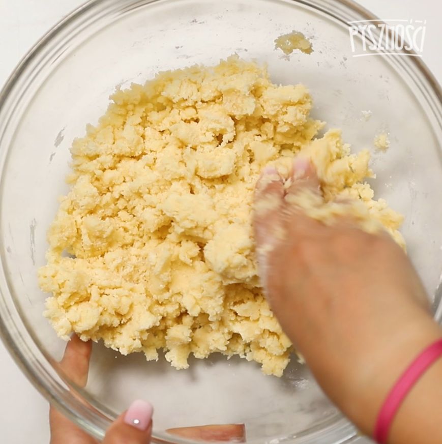 Crumble topping for sweet yeast buns