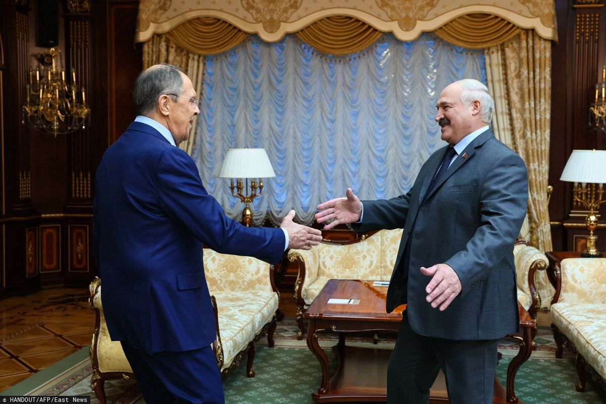 Siergiej Ławrow, minister spraw zagranicznych Federacji Rosyjskiej i dyktator Białorusi Aleksandr Łukaszenka podczas spotkania w Mińsku