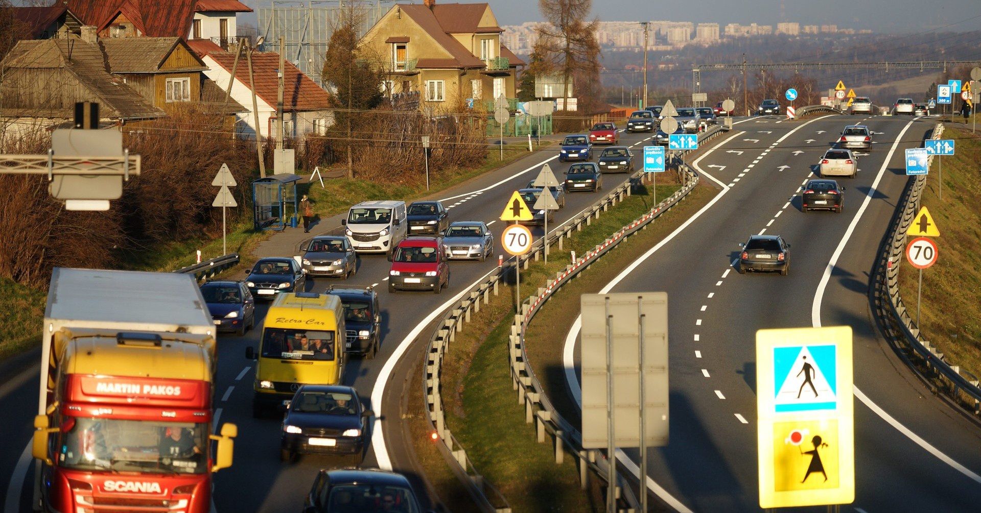 Drogowcy przekonują, że obecna zakopianka z Krakowa do Myślenic w kolejnej dekadzie może już nie wystarczyć w związku z rosnącym natężeniem ruchu. Stąd pomysł budowy nowej drogi S7 między tymi miastami. 