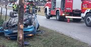 Małopolskie. Koszmarny wypadek. 4-latek wypadł z auta, matka zakleszczona