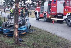 Małopolskie. Koszmarny wypadek. 4-latek wypadł z auta, matka zakleszczona