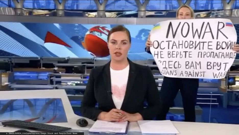 Marina Owsiannikowa, kt�ra zaprotestowa?a na wizji przeciw wojniefoto IPP da video 14-03-2022 la giornalista Marina Ovsyannikova irrompe in diretta televisiva durante Vremya, il principale telegiornale russo mostrando un cartello con su scritto Non credete alla propaganda, qui vi mentono *** IPP photo from video 14 03 2022 journalist Marina Ovsyannikova bursts on live TV during Vremya, the main Russian news showing a sign saying Dont believe the propaganda, here they lie to you PUBLICATIONxNOTxINxITAxFIN 0IMAGO/R4924_italyphotopress