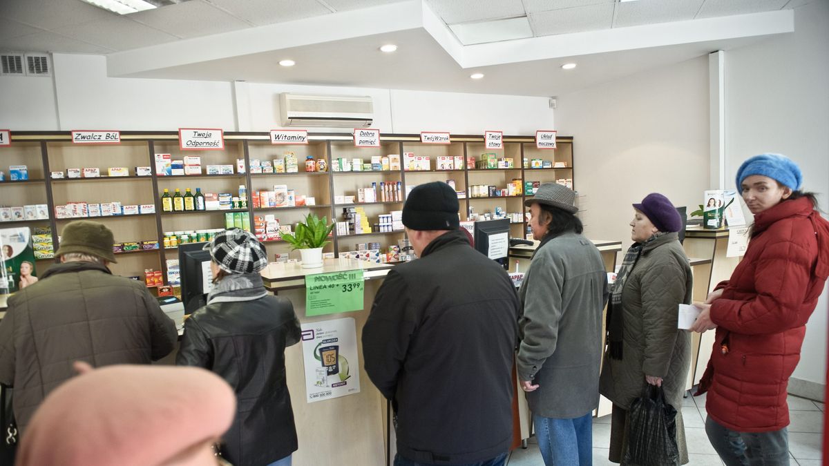 kolejki w aptekach
Lublin, 28.12.2011. Jedna z lubelskich aptek, 28 bm. Og�oszenie przez Ministerstwo Zdrowia nowej listy lek�w refundowanych, kt�ra ma obowi�zywa� od 1 stycznia 2012 roku spowodowa�o wi�kszy ruch w aptekach i kupowanie lek�w "na zapas". (wp/mgal)
PAP/Wojciech Pacewicz
Wojciech Pacewicz
apteka, aptekarz, kolejka, kolejki, leczenie, leki, refundowane, refundacja