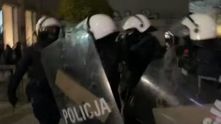 Matylda Damięcka uderzona przez policjanta